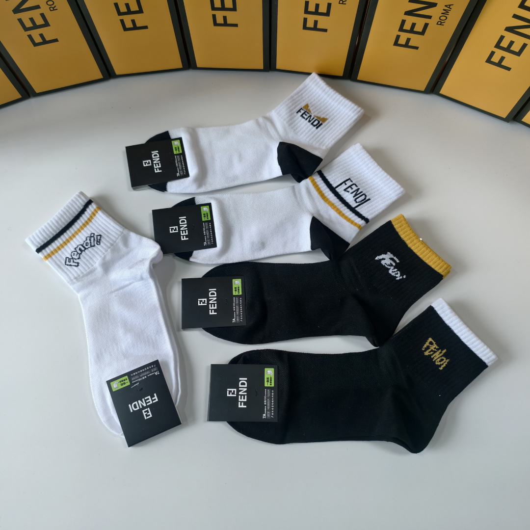 💛配包装 FENDI（芬迪）新款经典中长款堆堆袜袜子！一盒五双， 专柜同步筒款袜子，💛大牌出街，潮人必备。超好搭。