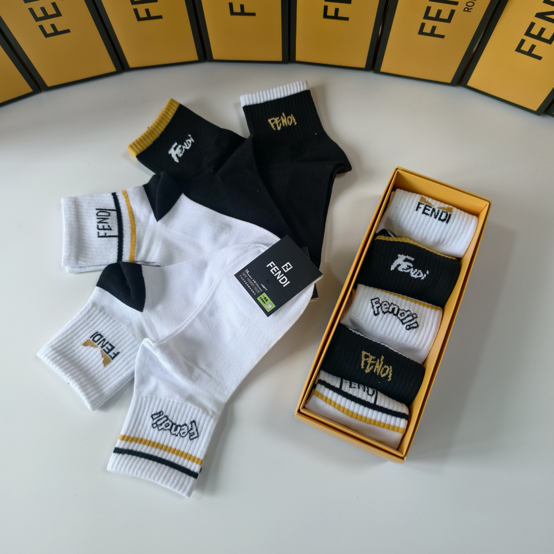 💛配包装 FENDI（芬迪）新款经典中长款堆堆袜袜子！一盒五双， 专柜同步筒款袜子，💛大牌出街，潮人必备。超好搭。