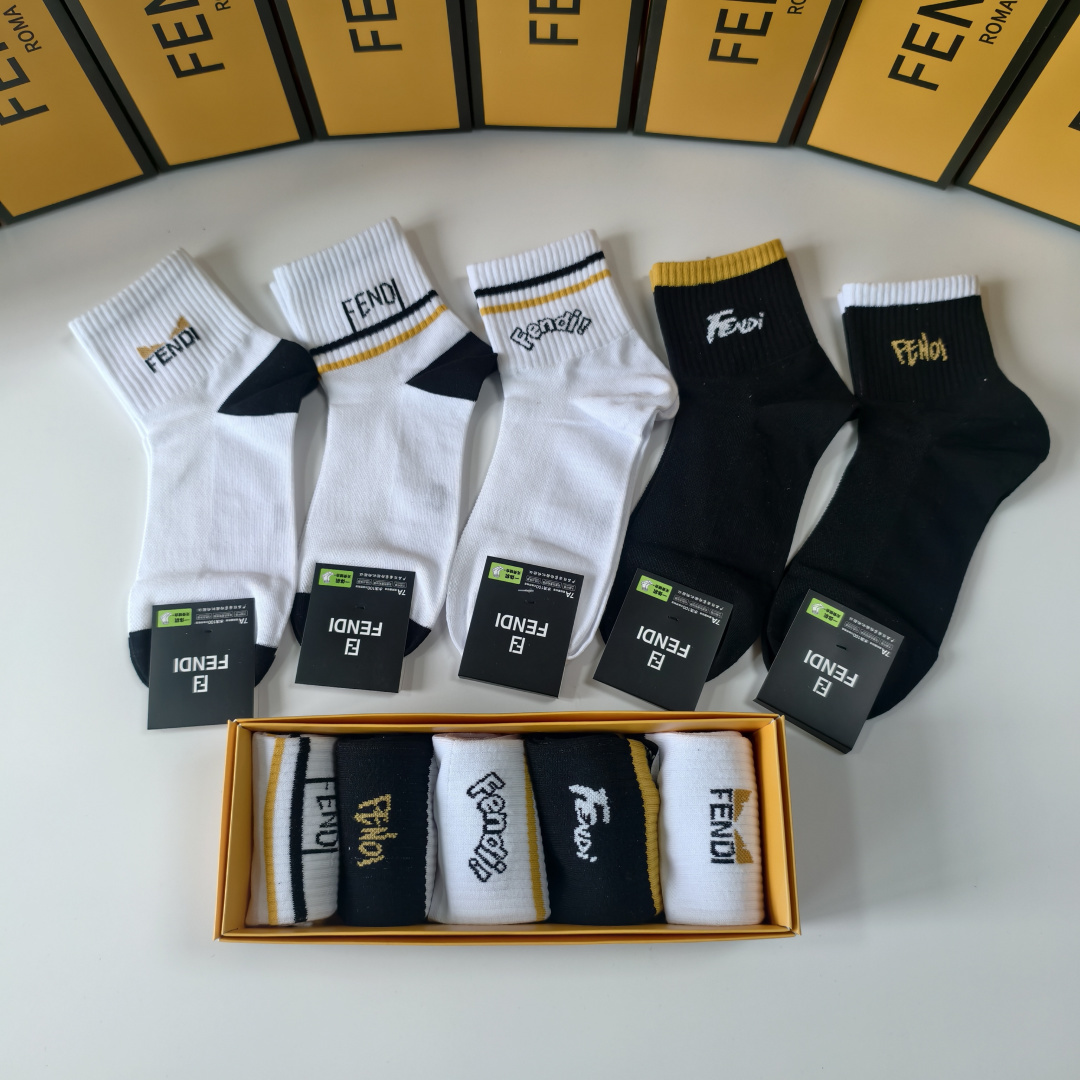 💛配包装 FENDI（芬迪）新款经典中长款堆堆袜袜子！一盒五双， 专柜同步筒款袜子，💛大牌出街，潮人必备。超好搭。