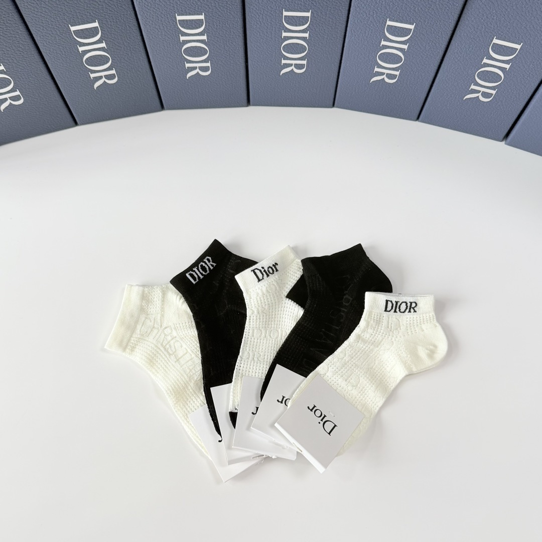 💛配专柜包装 DIOR（迪奥）新款中短款堆堆袜袜子！一盒五双，专柜同步筒袜袜子，💛大牌出街，潮人必备。超好搭。