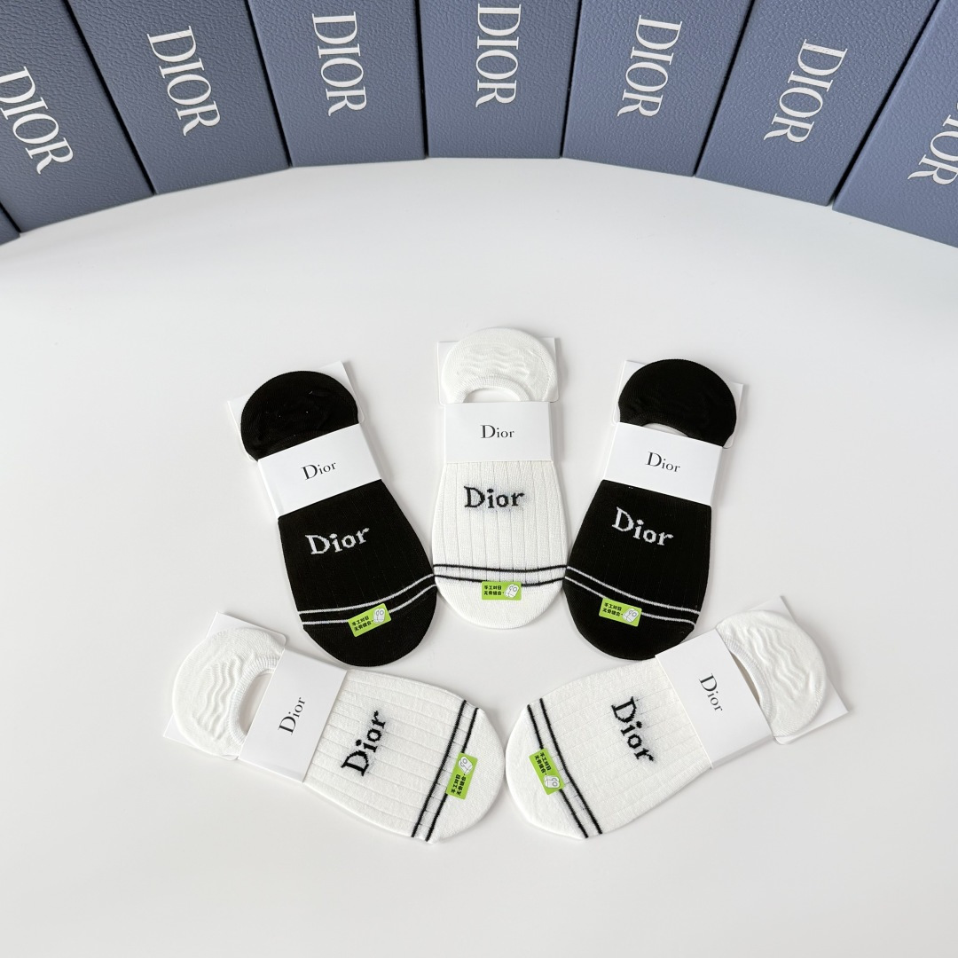 💛配专柜包装 DIOR（迪奥）新款船袜堆堆袜袜子！一盒五双，专柜同步筒袜袜子，💛大牌出街，潮人必备。超好搭。