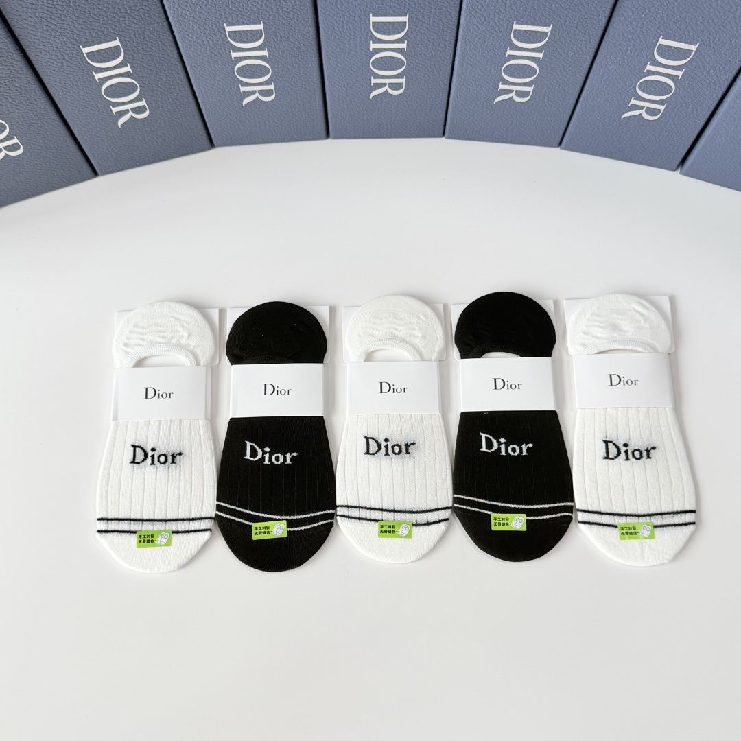 💛配专柜包装 DIOR（迪奥）新款船袜堆堆袜袜子！一盒五双，专柜同步筒袜袜子，💛大牌出街，潮人必备。超好搭。