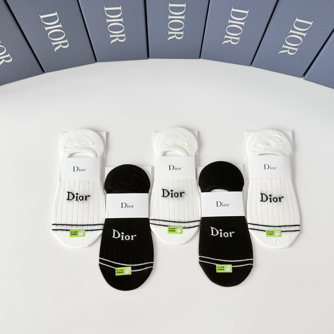 💛配专柜包装 DIOR（迪奥）新款船袜堆堆袜袜子！一盒五双，专柜同步筒袜袜子，💛大牌出街，潮人必备。超好搭。