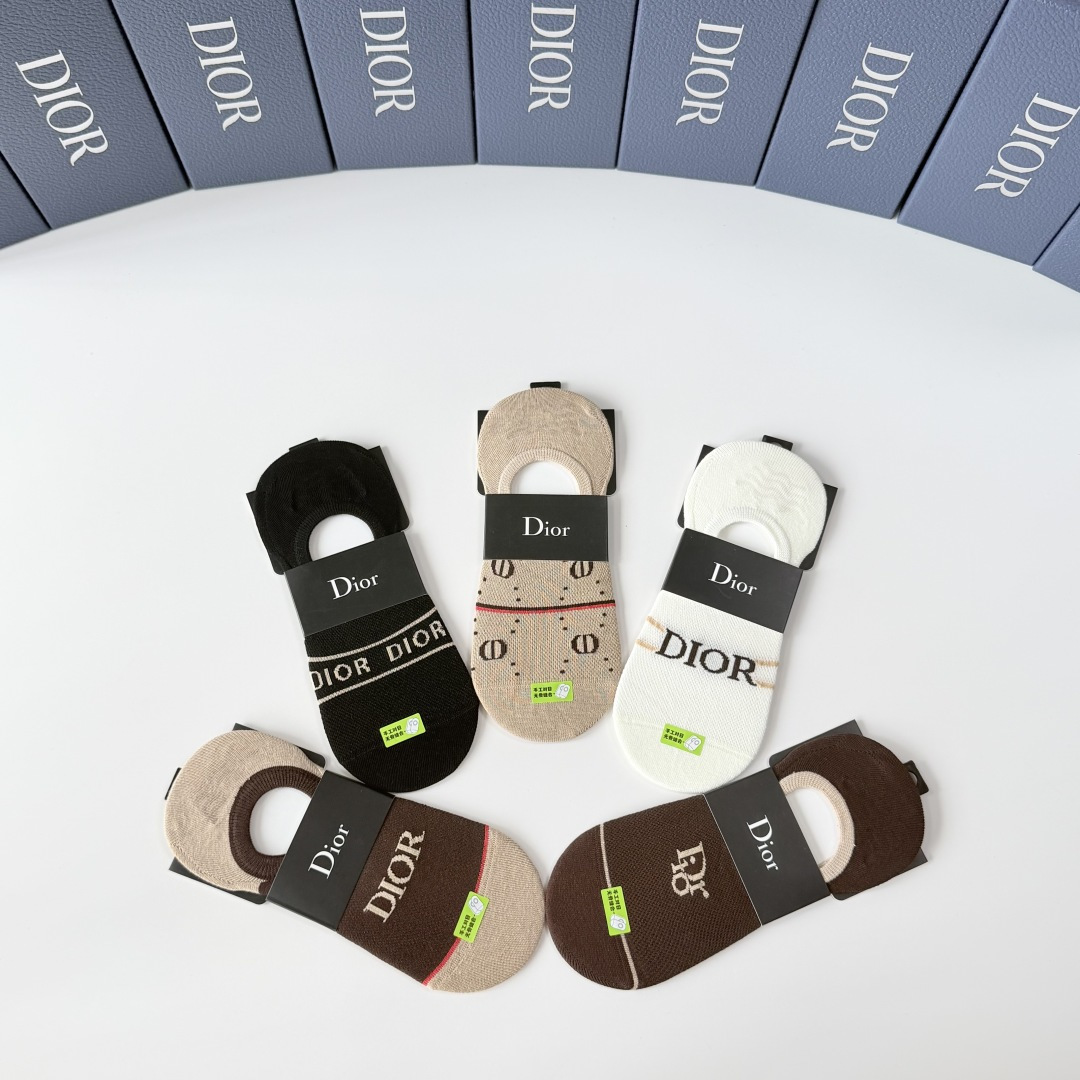 💛配专柜包装 DIOR（迪奥）新款船袜堆堆袜袜子！一盒五双，专柜同步筒袜袜子，💛大牌出街，潮人必备。超好搭。