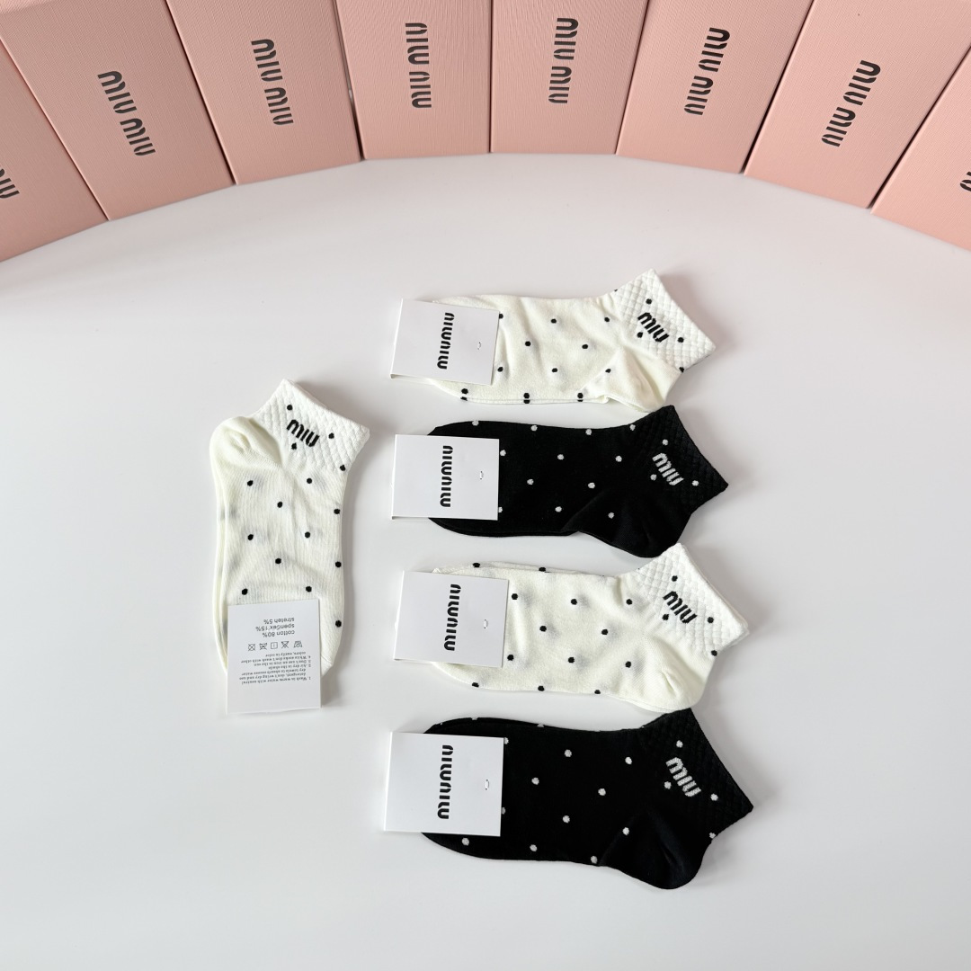 💛配专柜包装 MiuMiu（缪缪）新款中短款堆堆袜袜子！一盒五双，专柜同步筒袜袜子，💛大牌出街，潮人必备。超好搭。