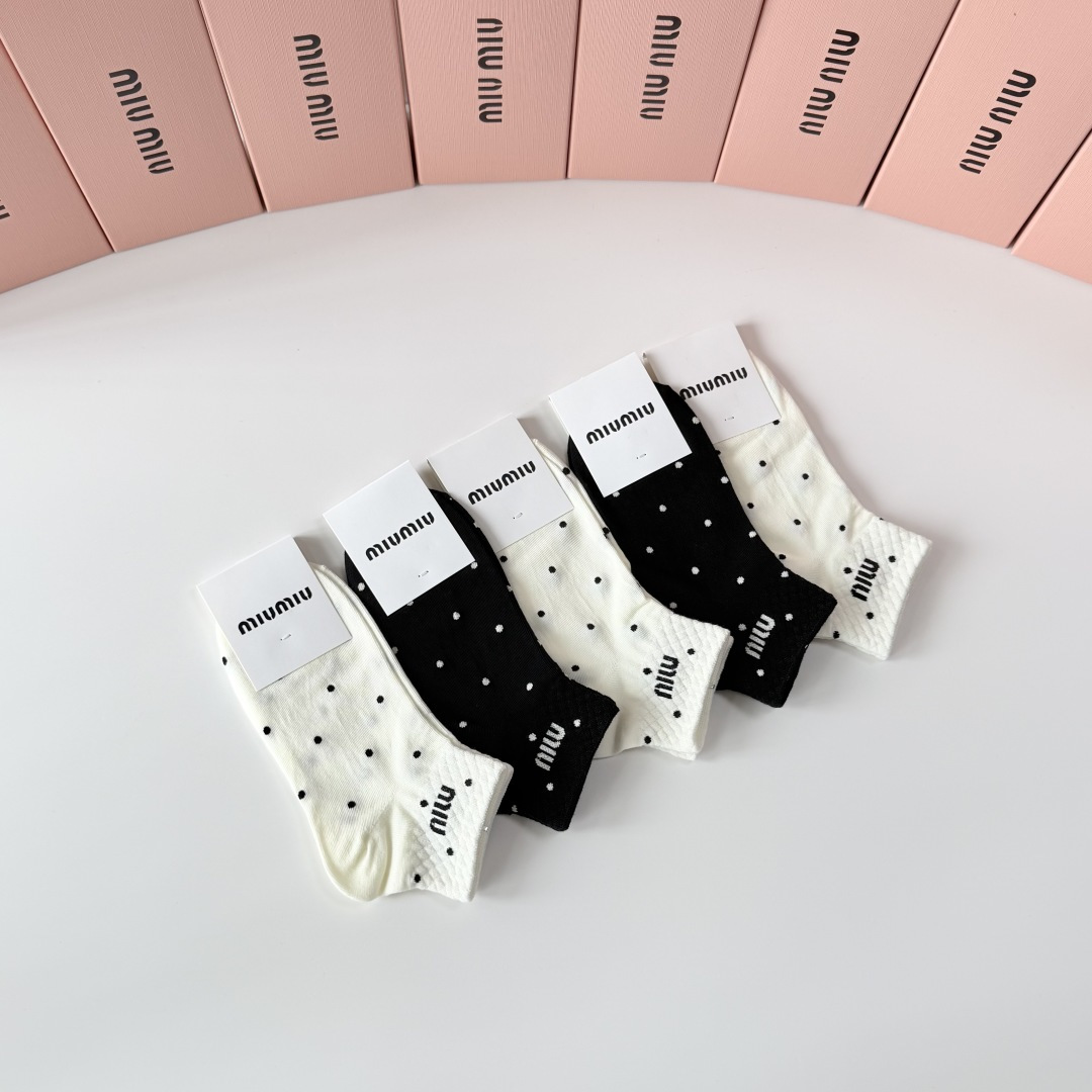 💛配专柜包装 MiuMiu（缪缪）新款中短款堆堆袜袜子！一盒五双，专柜同步筒袜袜子，💛大牌出街，潮人必备。超好搭。