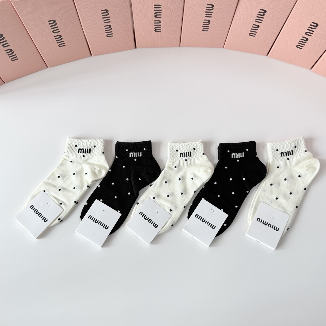 💛配专柜包装 MiuMiu（缪缪）新款中短款堆堆袜袜子！一盒五双，专柜同步筒袜袜子，💛大牌出街，潮人必备。超好搭。