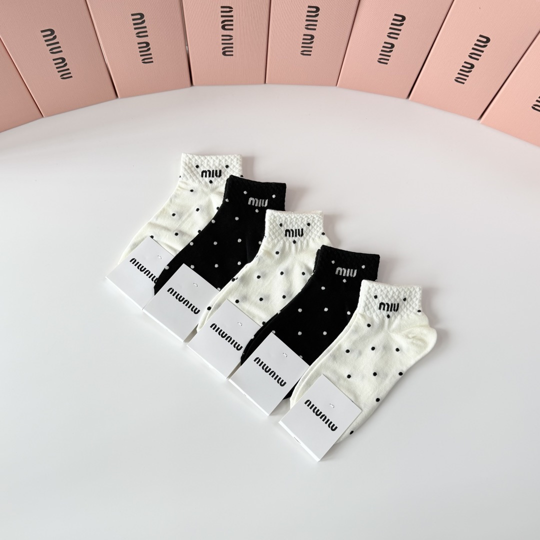 💛配专柜包装 MiuMiu（缪缪）新款中短款堆堆袜袜子！一盒五双，专柜同步筒袜袜子，💛大牌出街，潮人必备。超好搭。