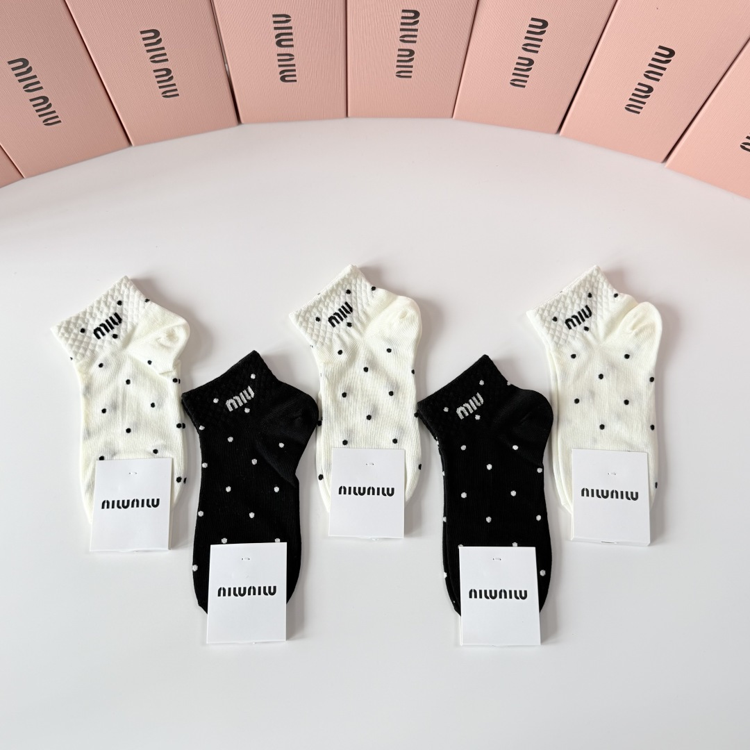 💛配专柜包装 MiuMiu（缪缪）新款中短款堆堆袜袜子！一盒五双，专柜同步筒袜袜子，💛大牌出街，潮人必备。超好搭。