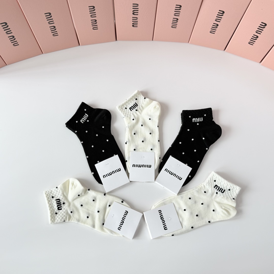 💛配专柜包装 MiuMiu（缪缪）新款中短款堆堆袜袜子！一盒五双，专柜同步筒袜袜子，💛大牌出街，潮人必备。超好搭。