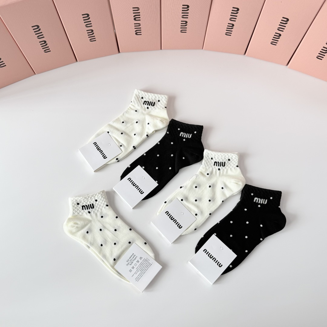 💛配专柜包装 MiuMiu（缪缪）新款中短款堆堆袜袜子！一盒五双，专柜同步筒袜袜子，💛大牌出街，潮人必备。超好搭。