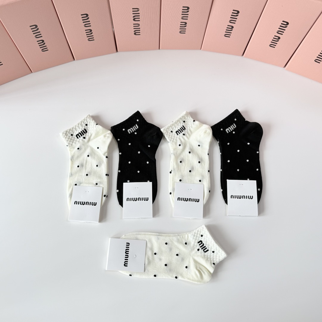 💛配专柜包装 MiuMiu（缪缪）新款中短款堆堆袜袜子！一盒五双，专柜同步筒袜袜子，💛大牌出街，潮人必备。超好搭。