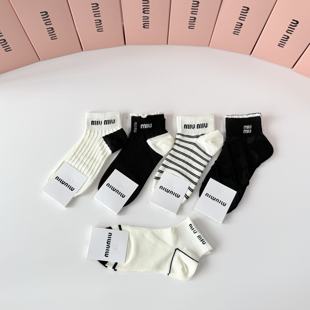 💛配专柜包装 MiuMiu（缪缪）新款中短款堆堆袜袜子！一盒五双，专柜同步筒袜袜子，💛大牌出街，潮人必备。超好搭。