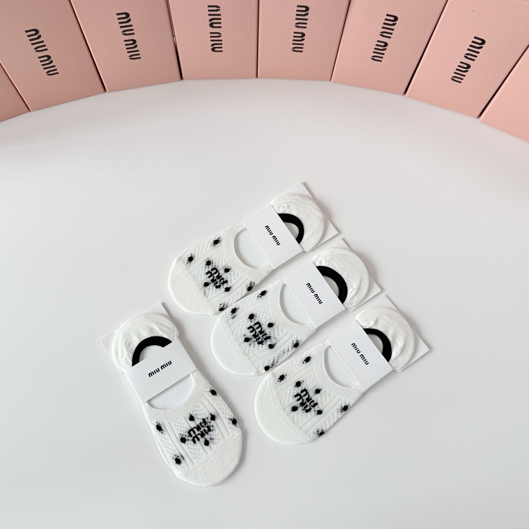 💛配专柜包装 MiuMiu（缪缪）新款船袜堆堆袜袜子！一盒四双，专柜同步筒袜袜子，💛大牌出街，潮人必备。超好搭。