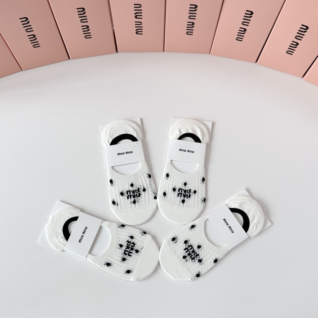 💛配专柜包装 MiuMiu（缪缪）新款船袜堆堆袜袜子！一盒四双，专柜同步筒袜袜子，💛大牌出街，潮人必备。超好搭。