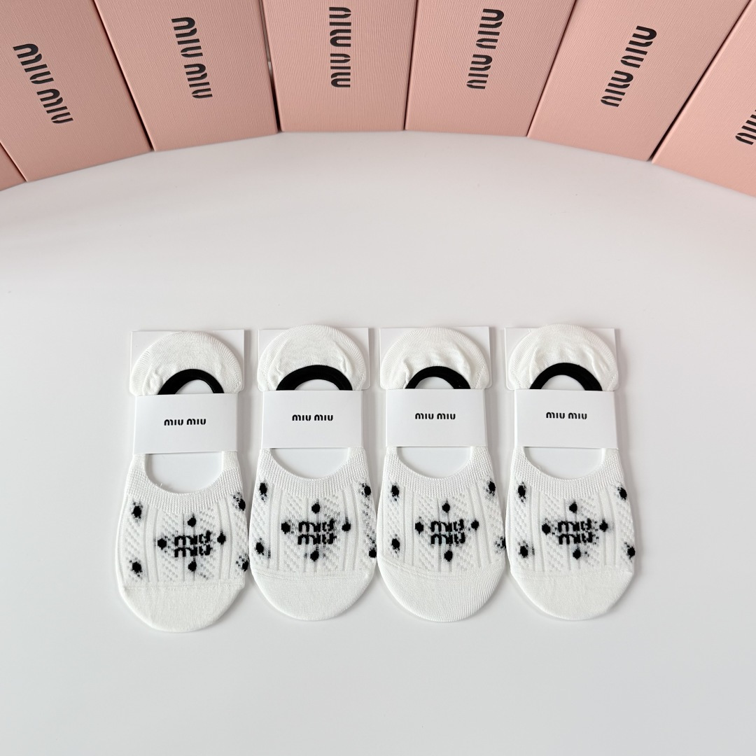 💛配专柜包装 MiuMiu（缪缪）新款船袜堆堆袜袜子！一盒四双，专柜同步筒袜袜子，💛大牌出街，潮人必备。超好搭。