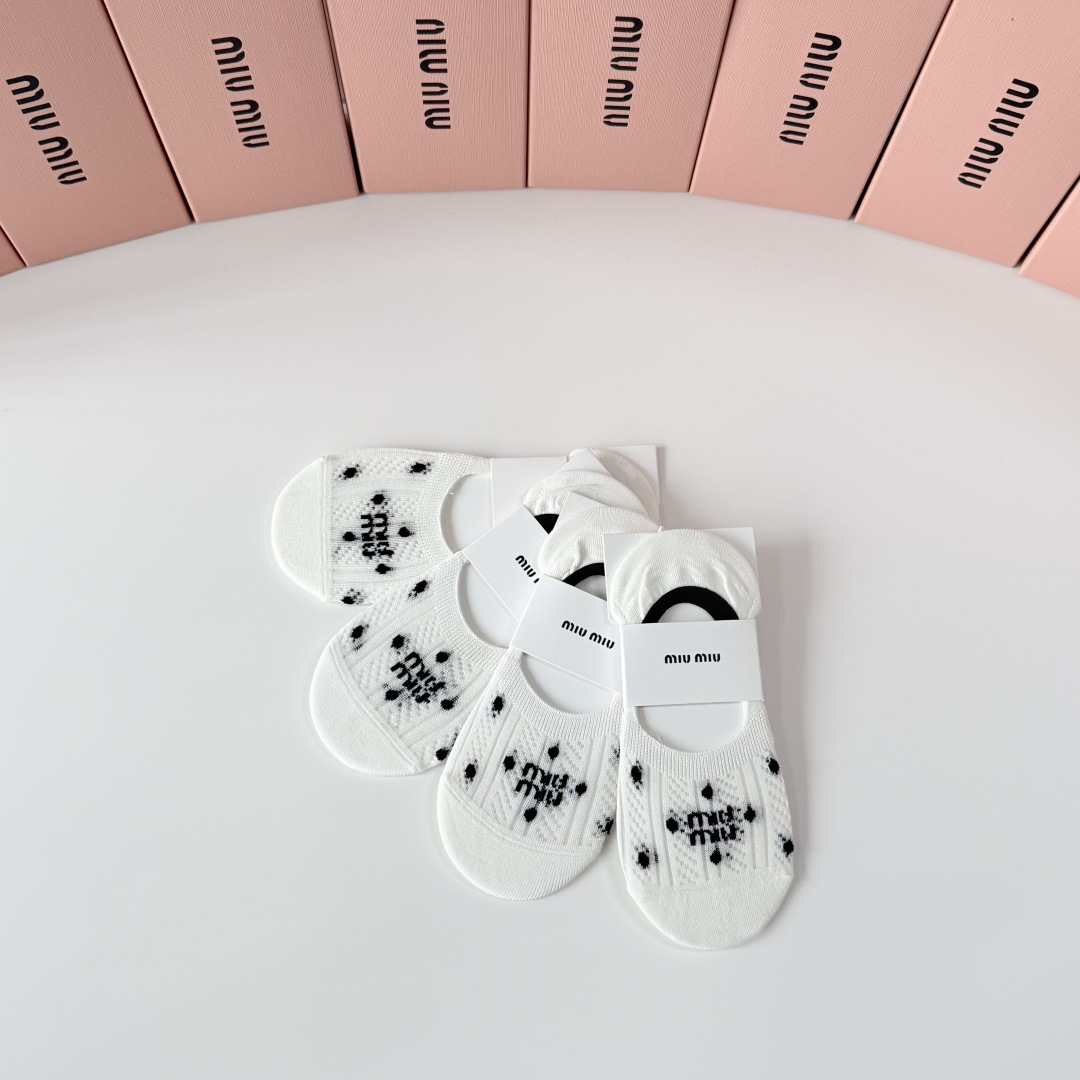 💛配专柜包装 MiuMiu（缪缪）新款船袜堆堆袜袜子！一盒四双，专柜同步筒袜袜子，💛大牌出街，潮人必备。超好搭。