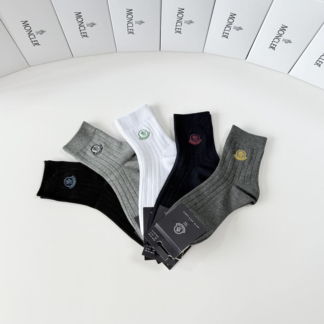 💛配包装 MONCLER（蒙口）新款经典刺绣中长款堆堆袜袜子！一盒五双， 专柜同步筒袜袜子，💛大牌出街，潮人必备。超好搭