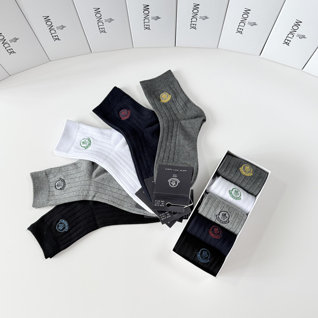 💛配包装 MONCLER（蒙口）新款经典刺绣中长款堆堆袜袜子！一盒五双， 专柜同步筒袜袜子，💛大牌出街，潮人必备。超好搭