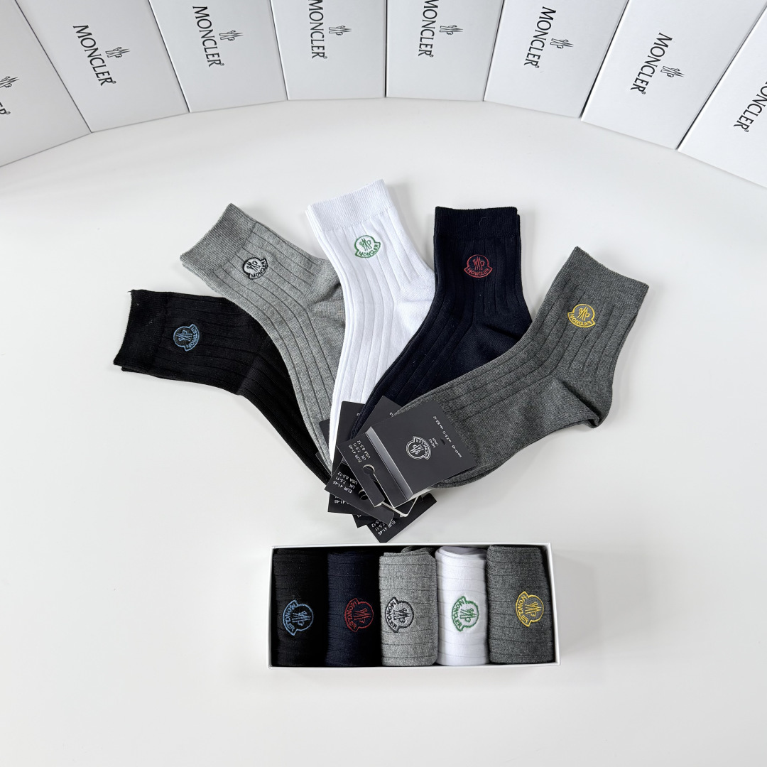 💛配包装 MONCLER（蒙口）新款经典刺绣中长款堆堆袜袜子！一盒五双， 专柜同步筒袜袜子，💛大牌出街，潮人必备。超好搭