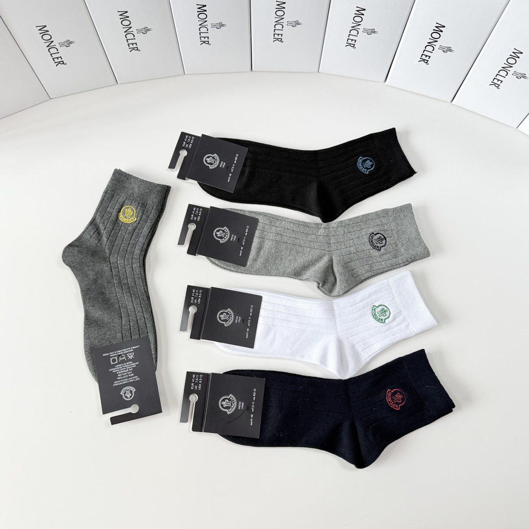 💛配包装 MONCLER（蒙口）新款经典刺绣中长款堆堆袜袜子！一盒五双， 专柜同步筒袜袜子，💛大牌出街，潮人必备。超好搭