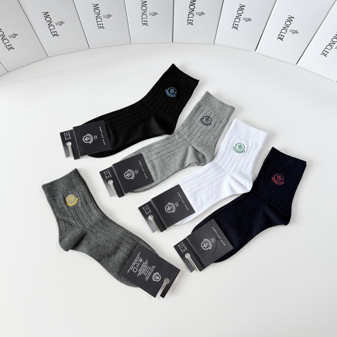 💛配包装 MONCLER（蒙口）新款经典刺绣中长款堆堆袜袜子！一盒五双， 专柜同步筒袜袜子，💛大牌出街，潮人必备。超好搭