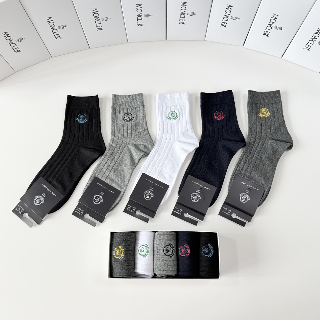 💛配包装 MONCLER（蒙口）新款经典刺绣中长款堆堆袜袜子！一盒五双， 专柜同步筒袜袜子，💛大牌出街，潮人必备。超好搭