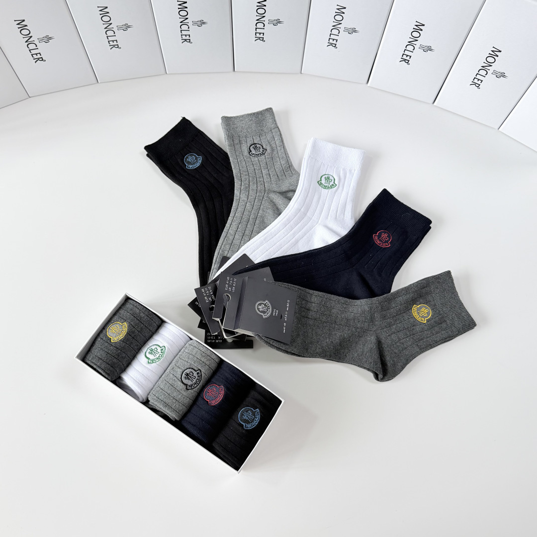 💛配包装 MONCLER（蒙口）新款经典刺绣中长款堆堆袜袜子！一盒五双， 专柜同步筒袜袜子，💛大牌出街，潮人必备。超好搭
