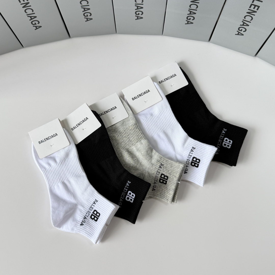 💛配包装 Balenciaga（巴黎世家）新款中短款堆堆袜袜子！一盒五双， 专柜同步筒款袜子，💛大牌出街，潮人必备。超好