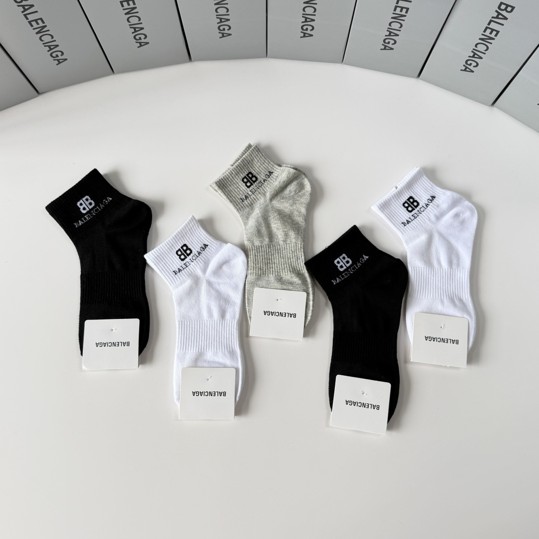 💛配包装 Balenciaga（巴黎世家）新款中短款堆堆袜袜子！一盒五双， 专柜同步筒款袜子，💛大牌出街，潮人必备。超好