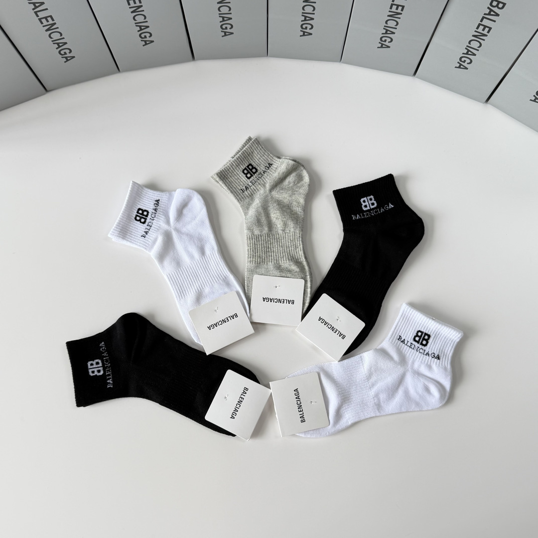 💛配包装 Balenciaga（巴黎世家）新款中短款堆堆袜袜子！一盒五双， 专柜同步筒款袜子，💛大牌出街，潮人必备。超好