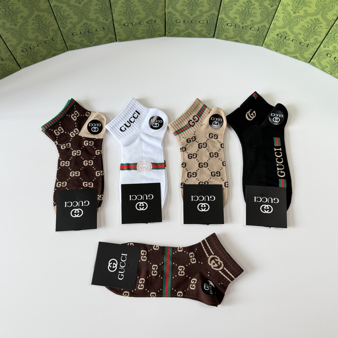 💛配专柜包装 Gucci（古驰）新款中短款堆堆袜袜子！一盒五双，专柜同步筒袜袜子，💛大牌出街，潮人必备。超好搭