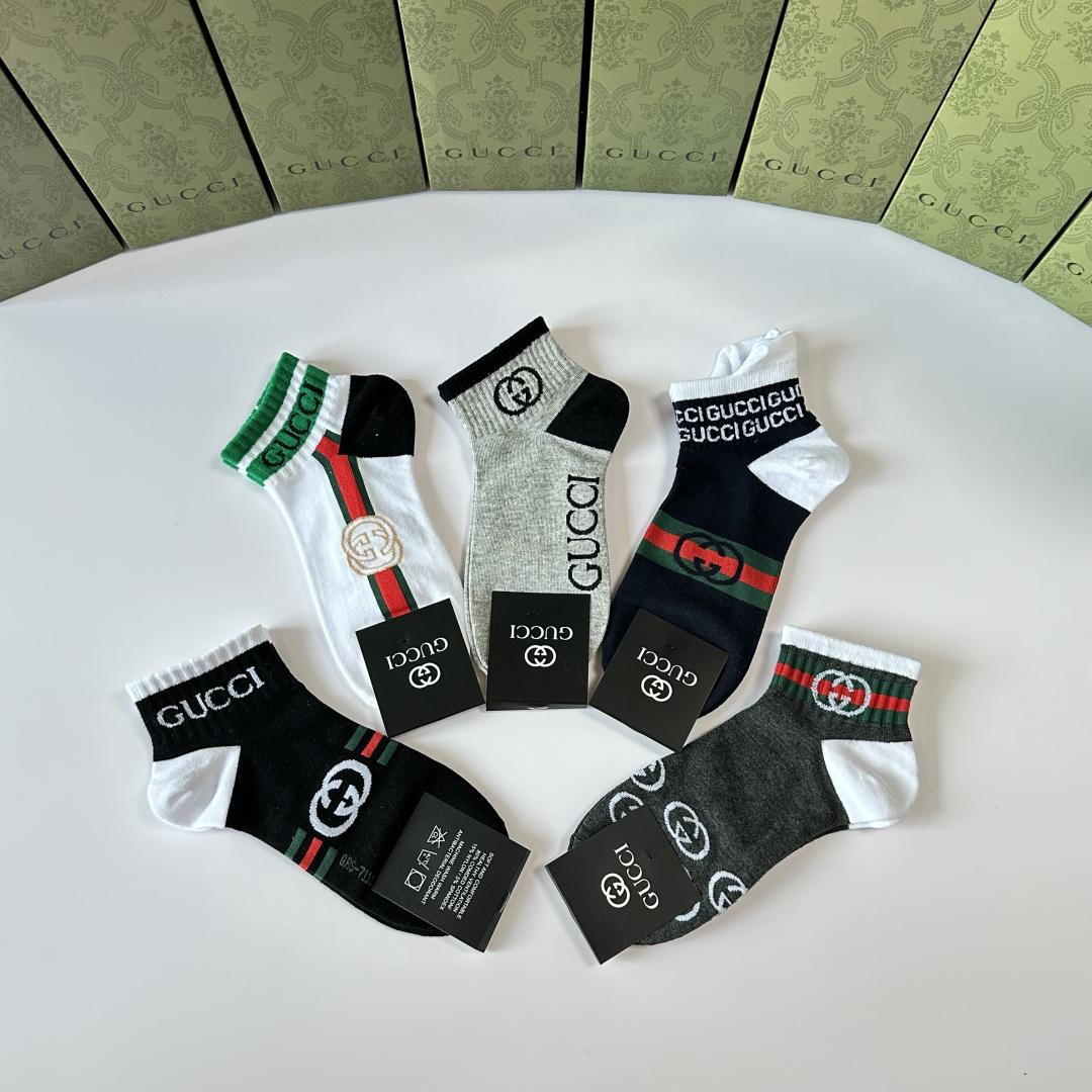 💛配专柜包装 Gucci（古驰）新款中短款堆堆袜袜子！一盒五双，专柜同步筒袜袜子，💛大牌出街，潮人必备。超好搭