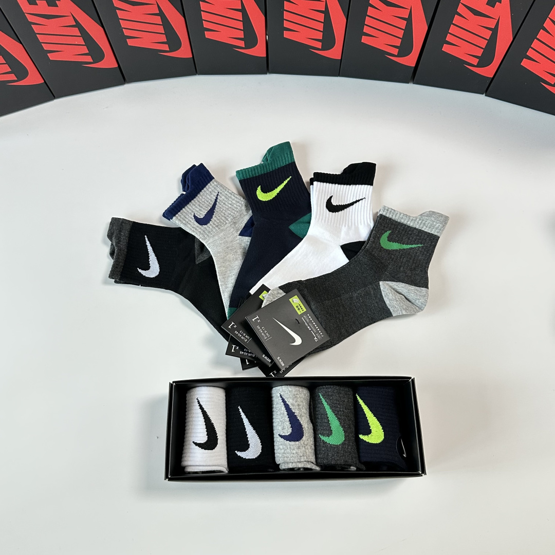 💛配专柜包装 NIKE（耐克）配新款中长款堆堆袜袜子！一盒五双，专柜同步筒袜袜子，💛大牌出街，潮人必备。超好搭。