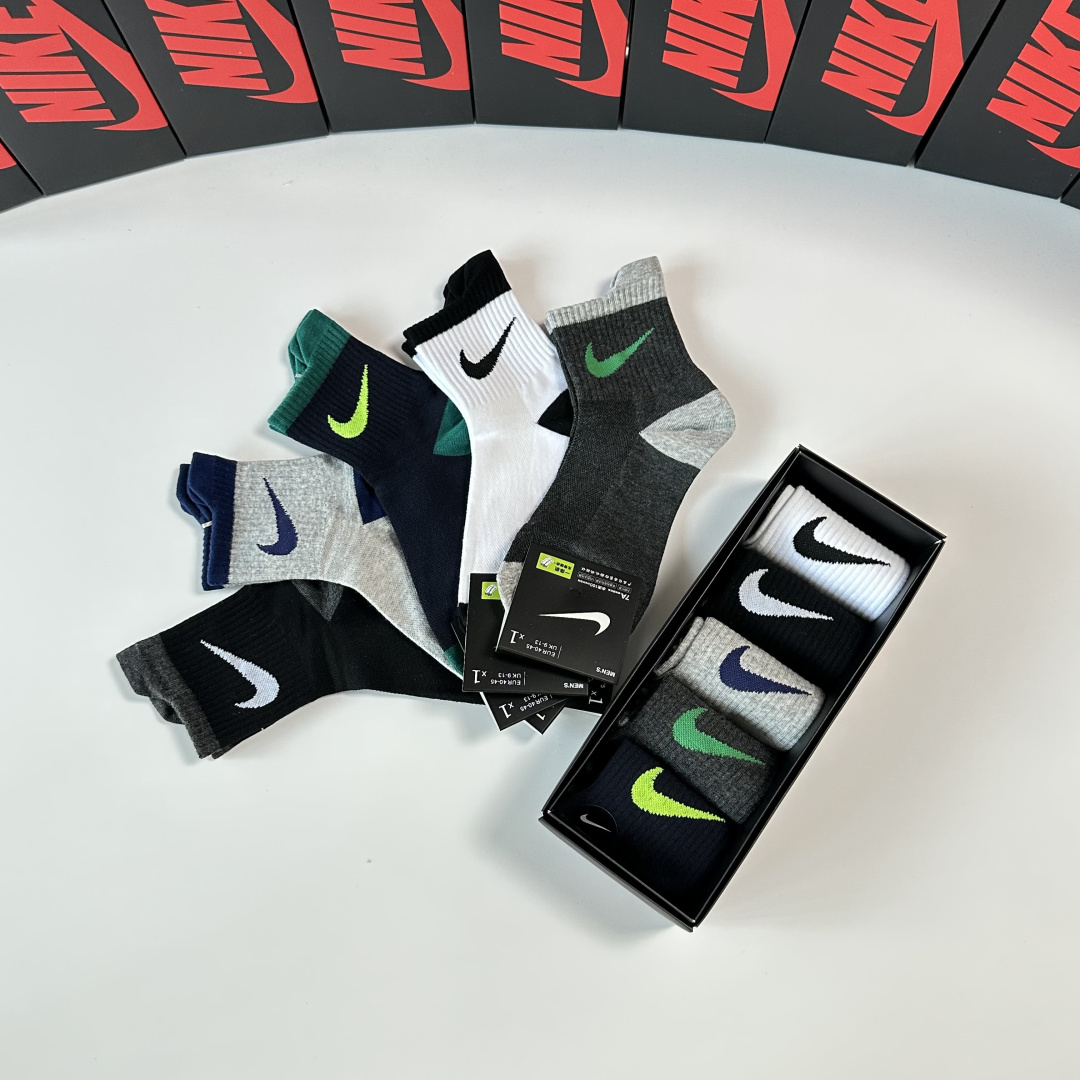 💛配专柜包装 NIKE（耐克）配新款中长款堆堆袜袜子！一盒五双，专柜同步筒袜袜子，💛大牌出街，潮人必备。超好搭。