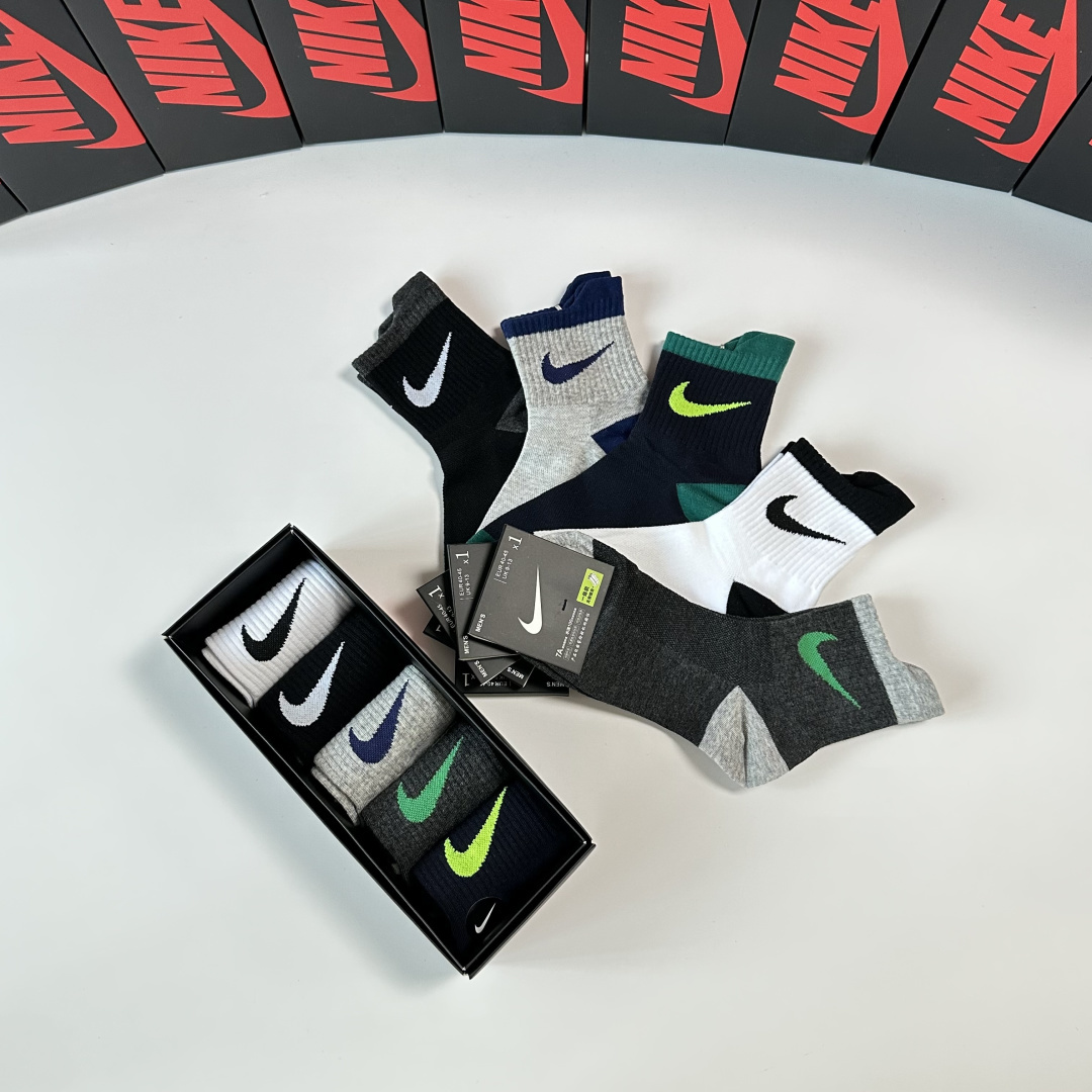 💛配专柜包装 NIKE（耐克）配新款中长款堆堆袜袜子！一盒五双，专柜同步筒袜袜子，💛大牌出街，潮人必备。超好搭。