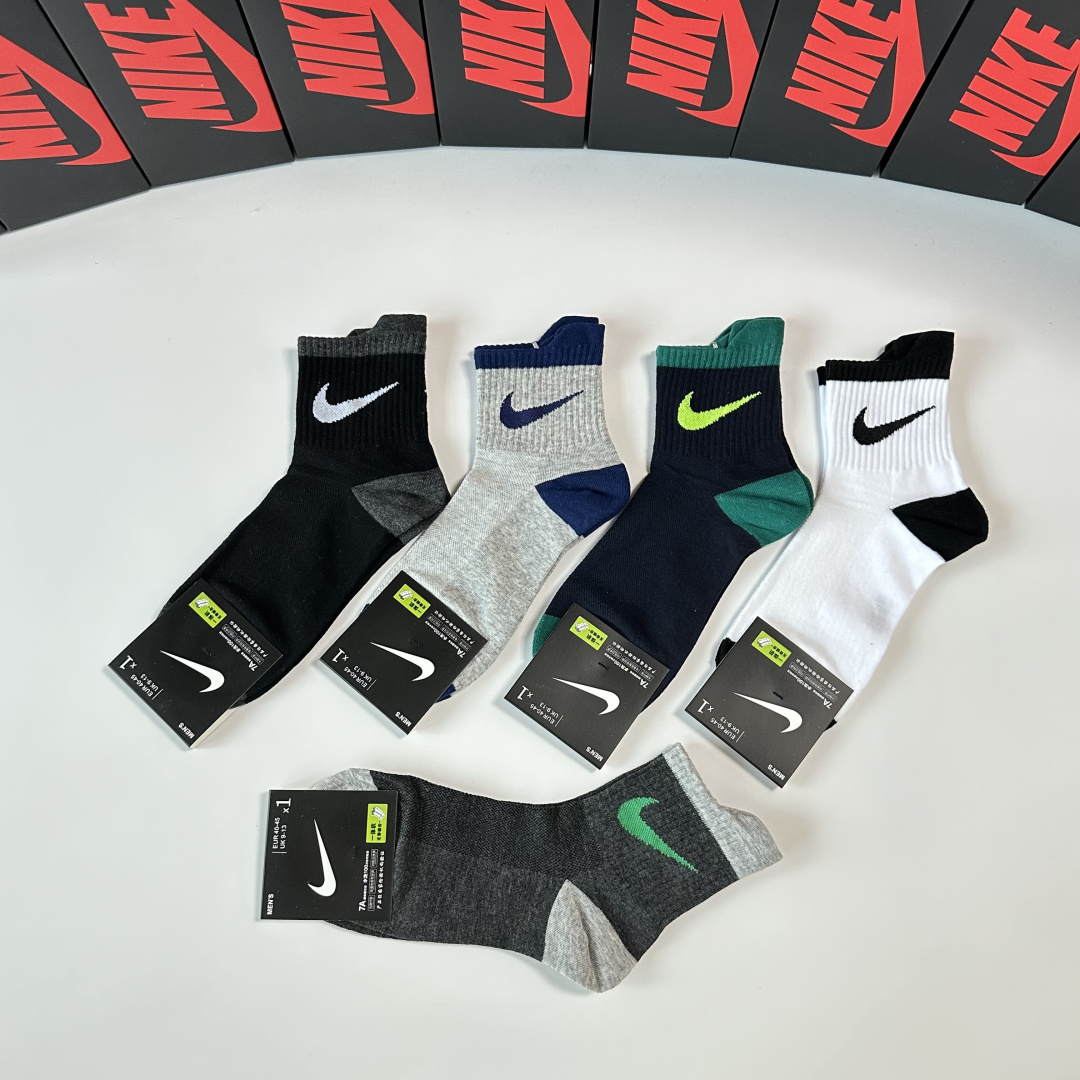 💛配专柜包装 NIKE（耐克）配新款中长款堆堆袜袜子！一盒五双，专柜同步筒袜袜子，💛大牌出街，潮人必备。超好搭。