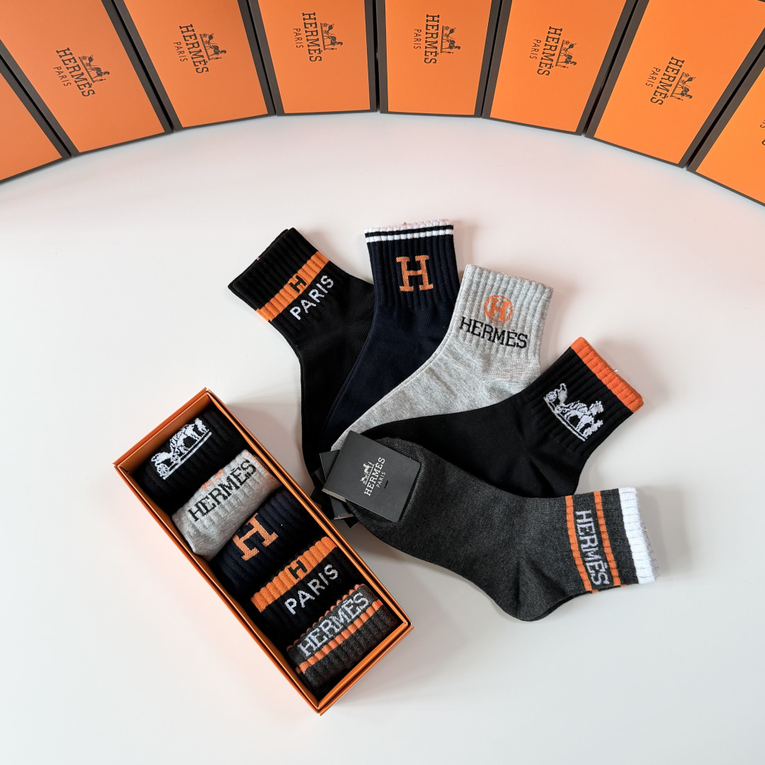 💛配包装 Hermes （爱马仕）新款中长款堆堆袜袜子！一盒五双， 专柜同步筒款袜子，💛大牌出街，潮人必备。超好搭