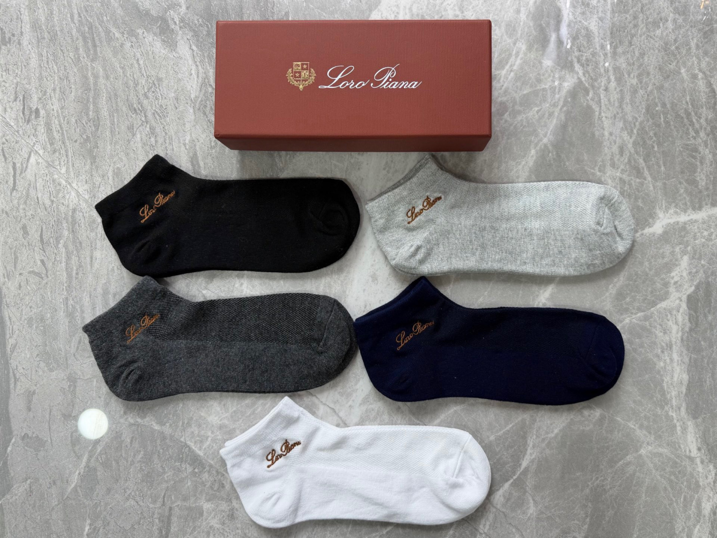 💛配包装 LORO PIANA（LP）新款刺绣中短款堆堆袜袜子！一盒五双， 专柜同步筒款袜子，💛大牌出街，潮人必备。超好
