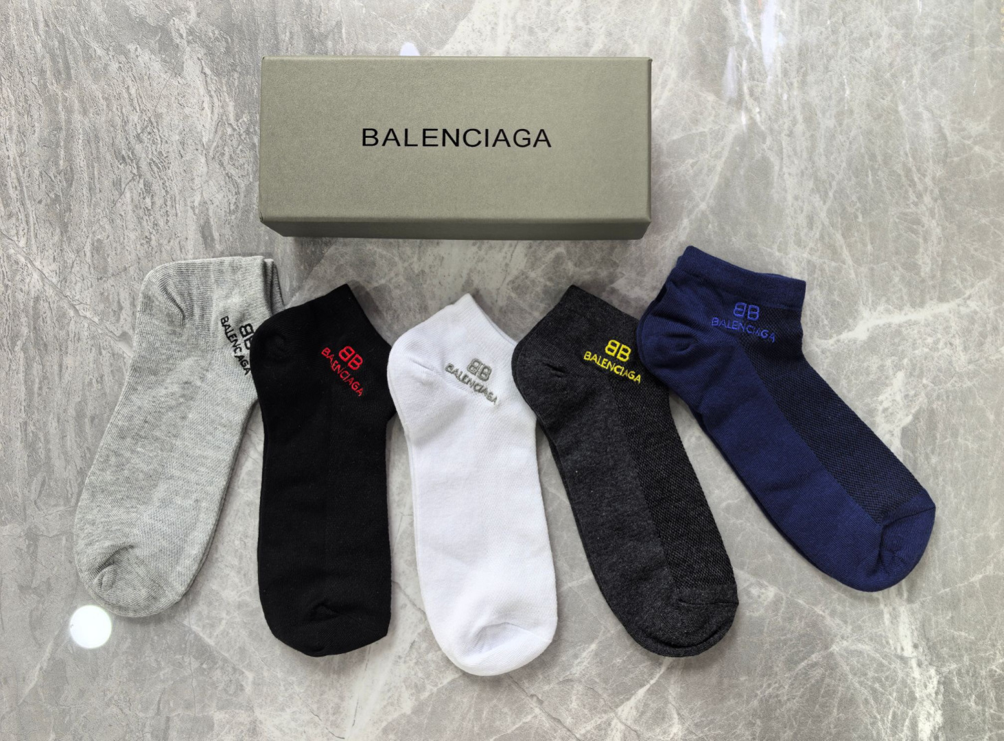💛配包装 Balenciaga（巴黎世家）新款刺绣中短款堆堆袜袜子！一盒五双， 专柜同步筒款袜子，💛大牌出街，潮人必备。