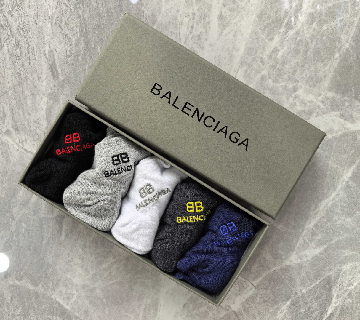 💛配包装 Balenciaga（巴黎世家）新款刺绣中短款堆堆袜袜子！一盒五双， 专柜同步筒款袜子，💛大牌出街，潮人必备。