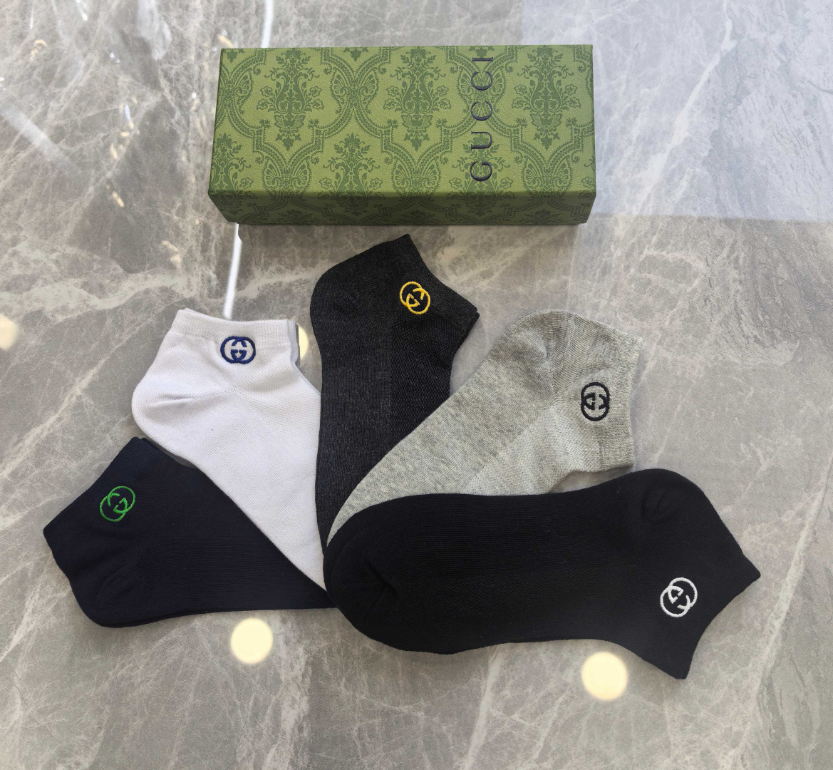 💛配包装 Gucci（古驰）新款刺绣中短款堆堆袜袜子！一盒五双， 专柜同步筒款袜子，💛大牌出街，潮人必备。超好搭