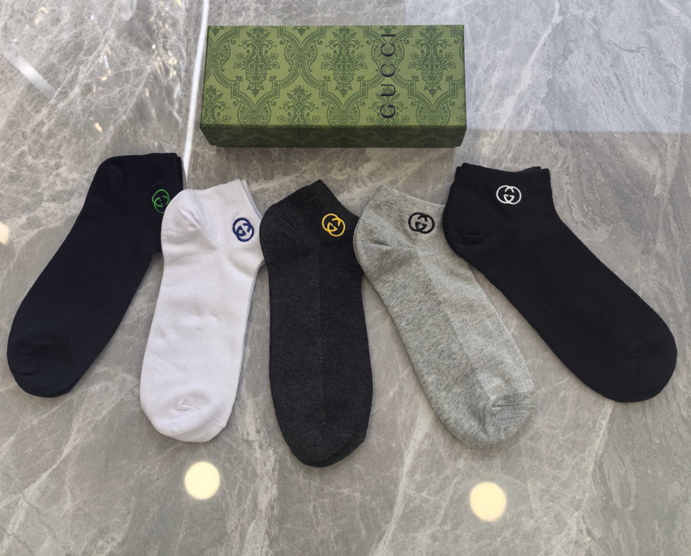 💛配包装 Gucci（古驰）新款刺绣中短款堆堆袜袜子！一盒五双， 专柜同步筒款袜子，💛大牌出街，潮人必备。超好搭
