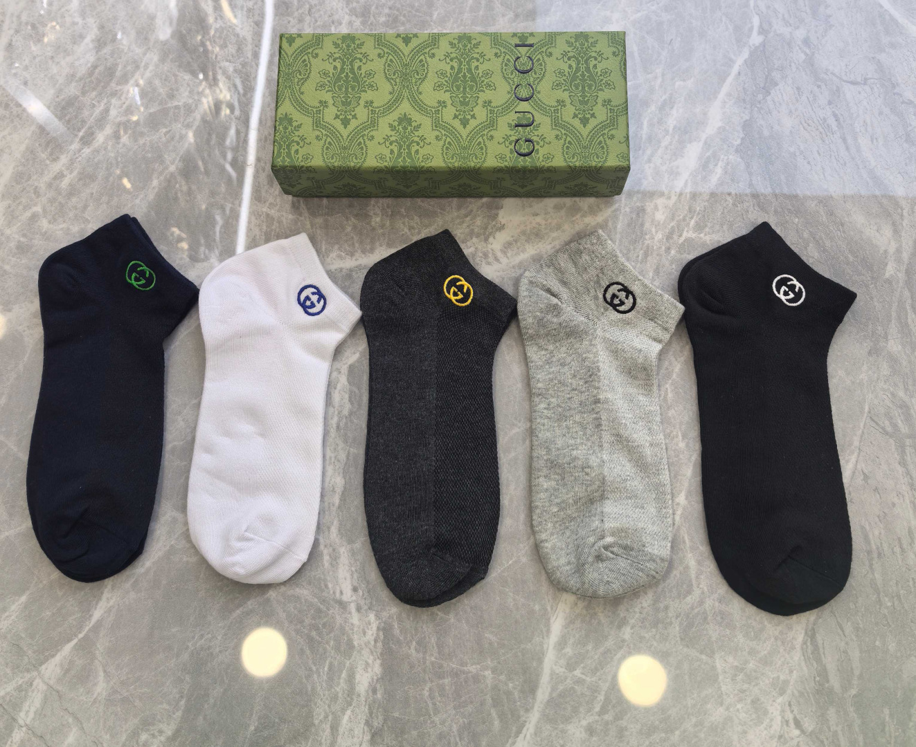 💛配包装 Gucci（古驰）新款刺绣中短款堆堆袜袜子！一盒五双， 专柜同步筒款袜子，💛大牌出街，潮人必备。超好搭