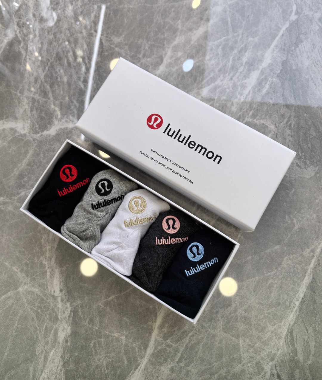 💛配包装 luluemon（露露）新款刺绣中短款堆堆袜袜子！一盒五双， 专柜同步筒款袜子，💛大牌出街，潮人必备。超好搭