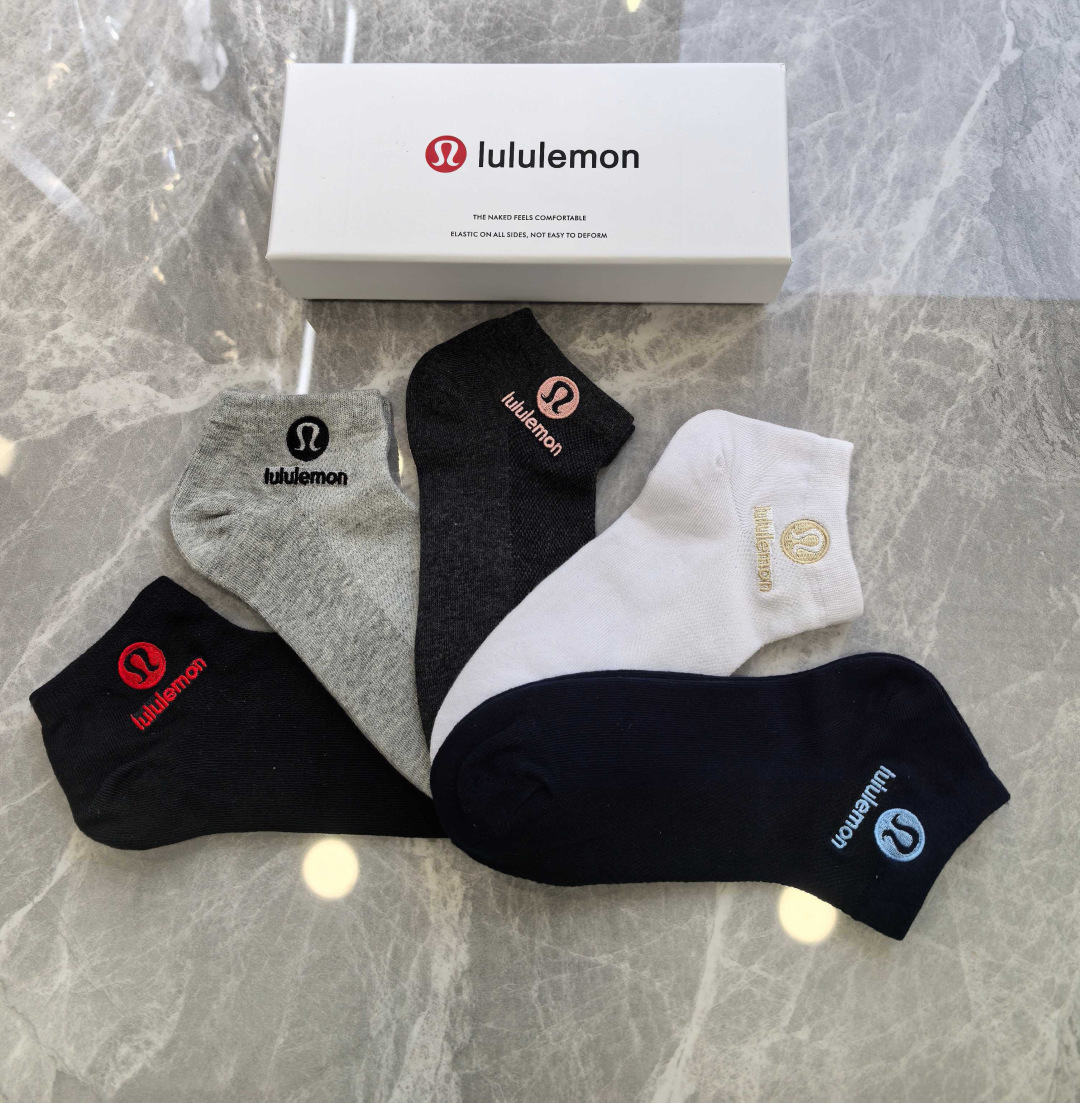 💛配包装 luluemon（露露）新款刺绣中短款堆堆袜袜子！一盒五双， 专柜同步筒款袜子，💛大牌出街，潮人必备。超好搭