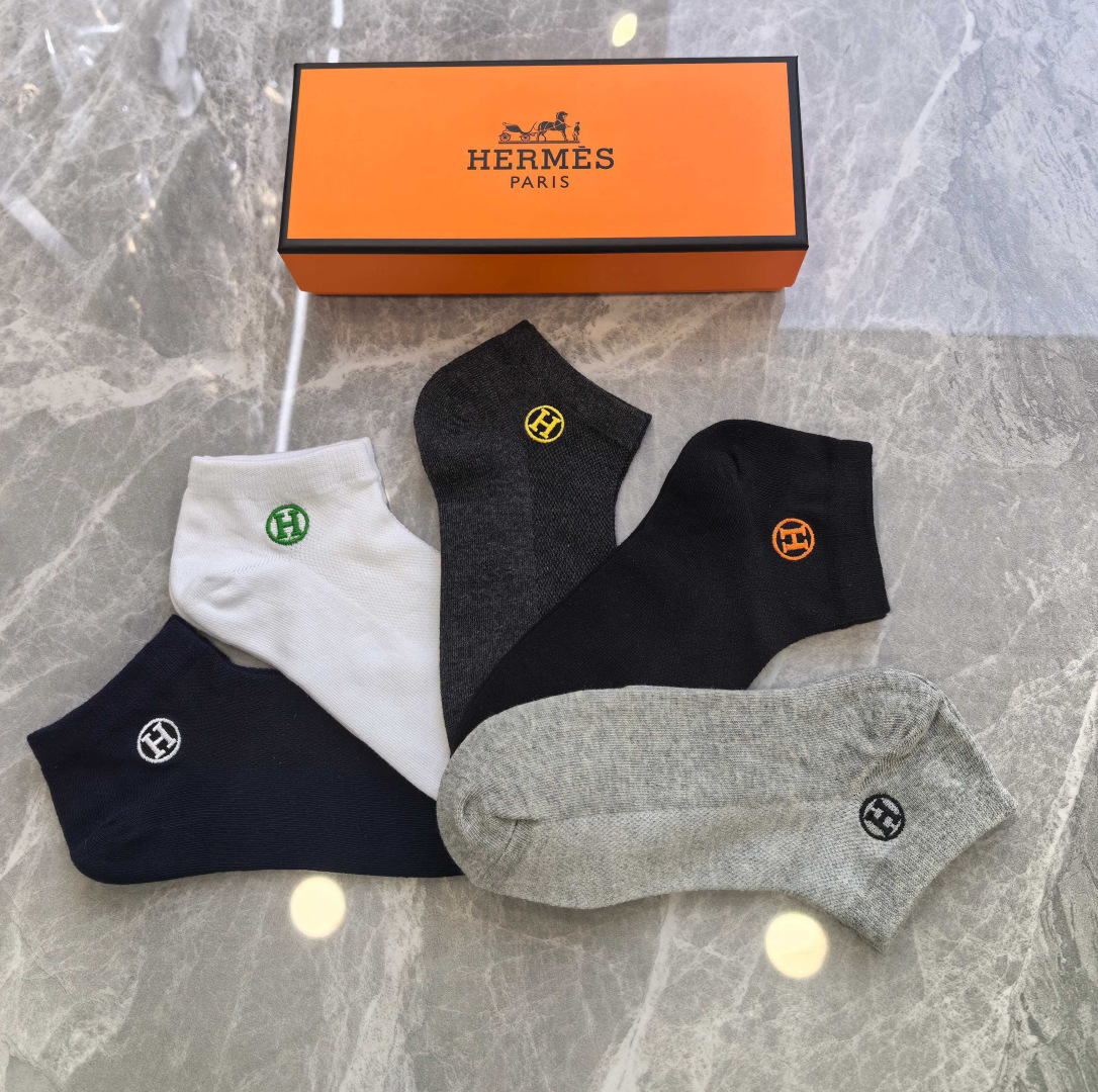 💛配包装 Hermes （爱马仕）新款刺绣中短款堆堆袜袜子！一盒五双， 专柜同步筒款袜子，💛大牌出街，潮人必备。超好搭