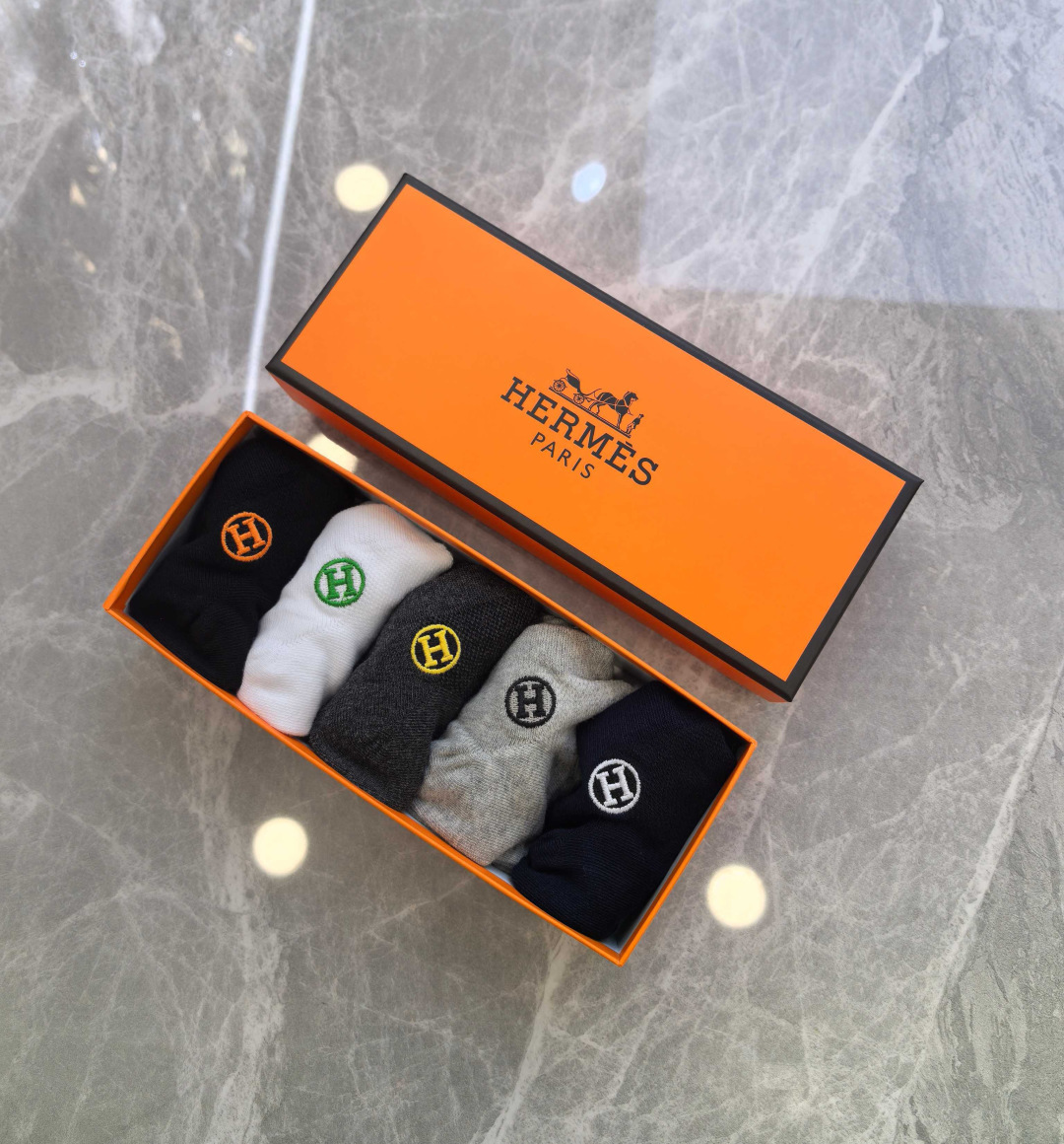💛配包装 Hermes （爱马仕）新款刺绣中短款堆堆袜袜子！一盒五双， 专柜同步筒款袜子，💛大牌出街，潮人必备。超好搭