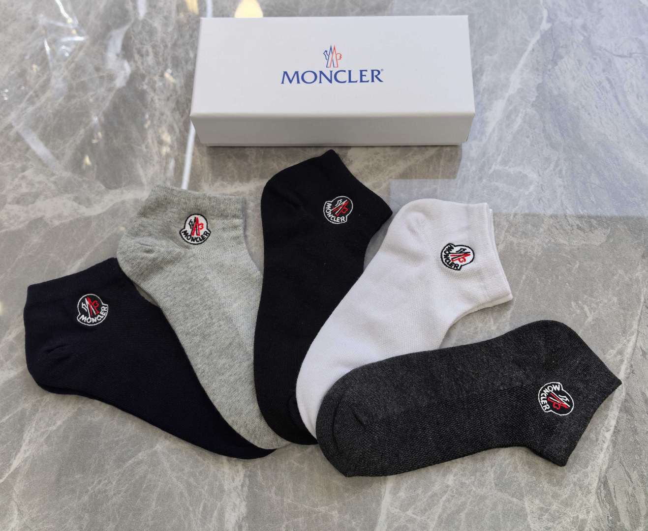 💛配包装 MONCLER（蒙口）新款经典刺绣中短款堆堆袜袜子！一盒五双， 专柜同步筒袜袜子，💛大牌出街，潮人必备。超好搭