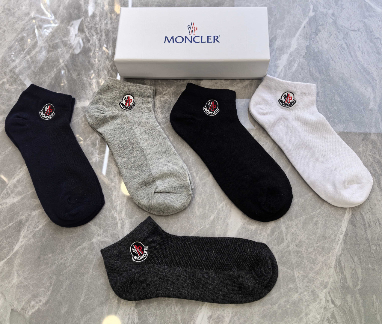 💛配包装 MONCLER（蒙口）新款经典刺绣中短款堆堆袜袜子！一盒五双， 专柜同步筒袜袜子，💛大牌出街，潮人必备。超好搭